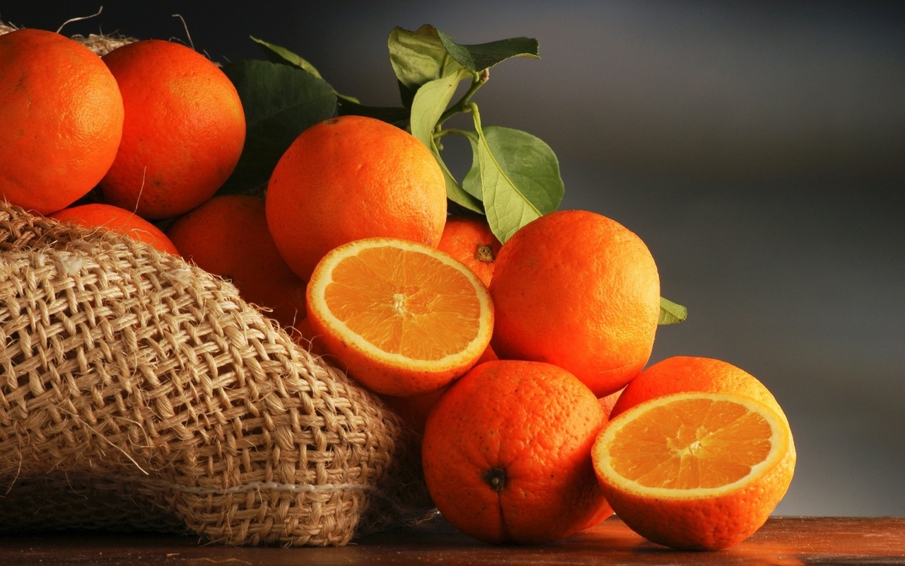 Orangen auf einem Tisch